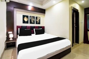 Hypo-allergenic bedding, desk, soundproofing, free WiFi - Hotel Book N Stay Sampadaa (Puri)