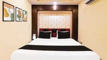 Classic Double Room, Air conditioning | Hypo-allergenic bedding, desk, soundproofing, free WiFi
