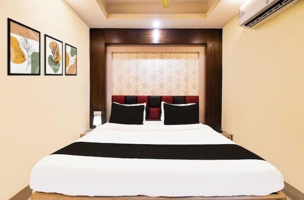 Classic Double Room, Air conditioning | Hypo-allergenic bedding, desk, soundproofing, free WiFi