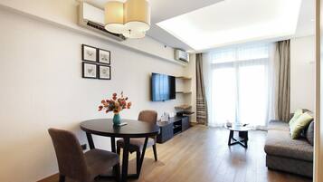 Superior Apartment, 1 Bedroom, Kitchen, City View | Living room | Smart TV