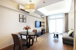 Superior Apartment, 1 Bedroom, Kitchen, City View | Living room | Smart TV - Tyms 1BR APT  Huijing Garden (Shanghai)