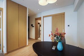 Apartemen Superior, 1 kamar tidur, dapur, pemandangan kota | Ruang keluarga | Smart TV