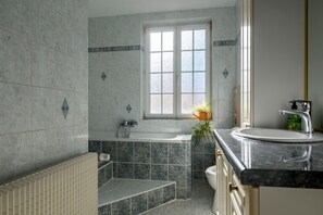 Regadera, amenidades de baño gratuitas, secadora de cabello, toallas 