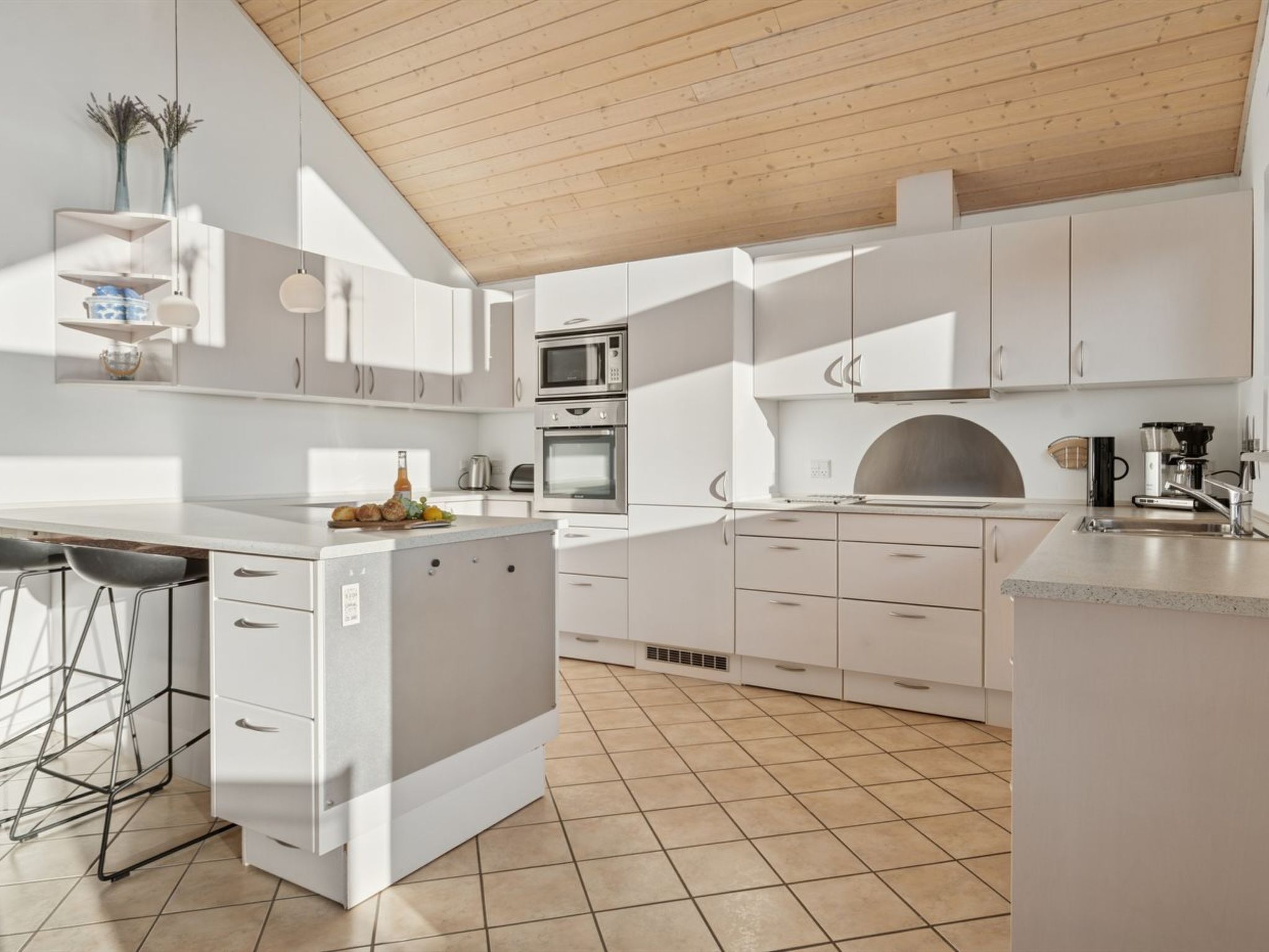 Fridge, microwave, dishwasher, cookware/dishes/utensils