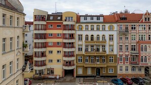 A row of multi-story buildings with balconies and a central entrance. - Apartamenty Sun & Snow Rozbrat Ołbin (Wrocław)