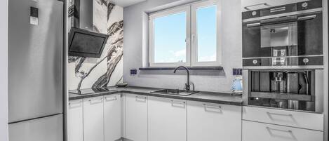 Huoneisto (8) | Yksityinen keittiö | Jääkaappi, liesi, vedenkeitin, keittoastiat/astiat/ruokailuvälineet