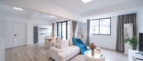 Superior appartement, 2 slaapkamers, uitzicht op stad | Woonkamer | Een 55-inch smart-tv met kabelzenders