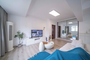 Superior-lejlighed - 2 soveværelser - byudsigt | Stue | 55-tommers smart-tv med kabelkanaler