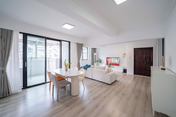 Superior-lejlighed - 2 soveværelser - byudsigt | Stue | 55-tommers smart-tv med kabelkanaler