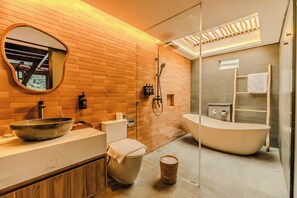 Deluxe-Zimmer (with Mezzanine) | Badezimmer | Whirlpool, Designer-Toilettenartikel, Haartrockner, Bademäntel