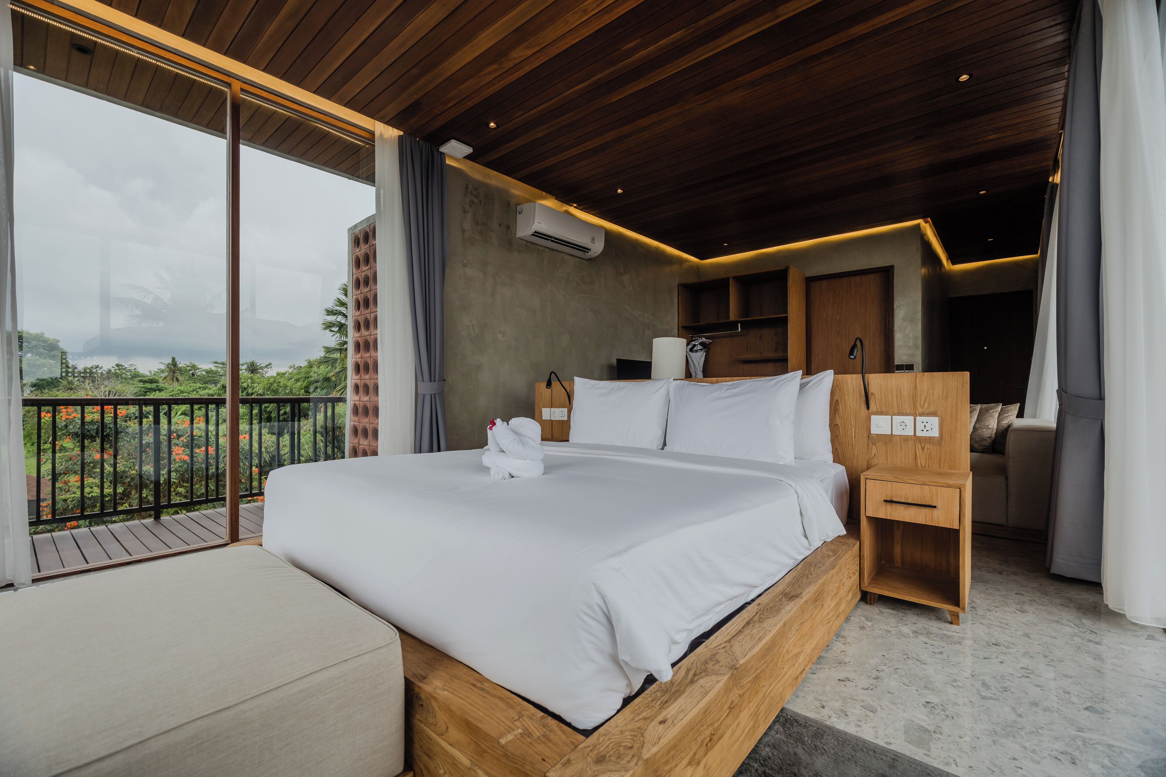 Suite with bathtub and jungle view | In-room safe, desk, blackout curtains, iron/ironing board