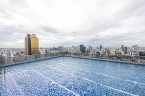 สระว่ายน้ำกลางแจ้ง