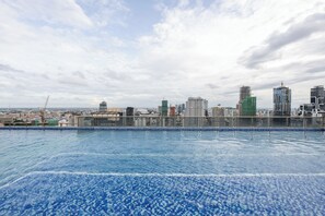 Outdoor pool - M Residence-Cozy Stay by Soben Homes (Phnom Penh)