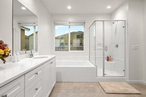 Regadera, secadora de cabello, toallas, papel de baño 