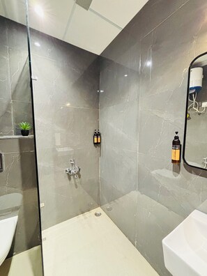 Chambre Club, vue ville | Salle de bain | Douche, articles de toilette gratuits, sèche-cheveux, chaussons