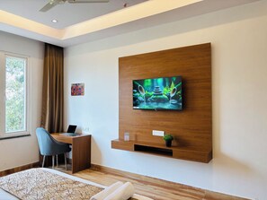 Club Room, City View | Room amenity