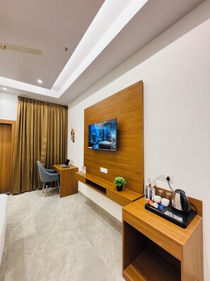 Deluxe Room | Desk, laptop workspace, iron/ironing board, free WiFi