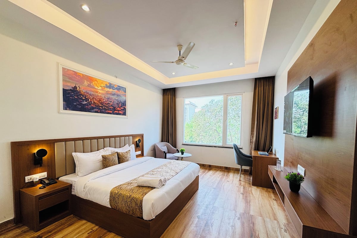 Chambre Club, vue ville | Bureau, espace de travail pour ordinateur portable