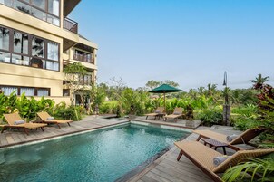 Una piscina al aire libre