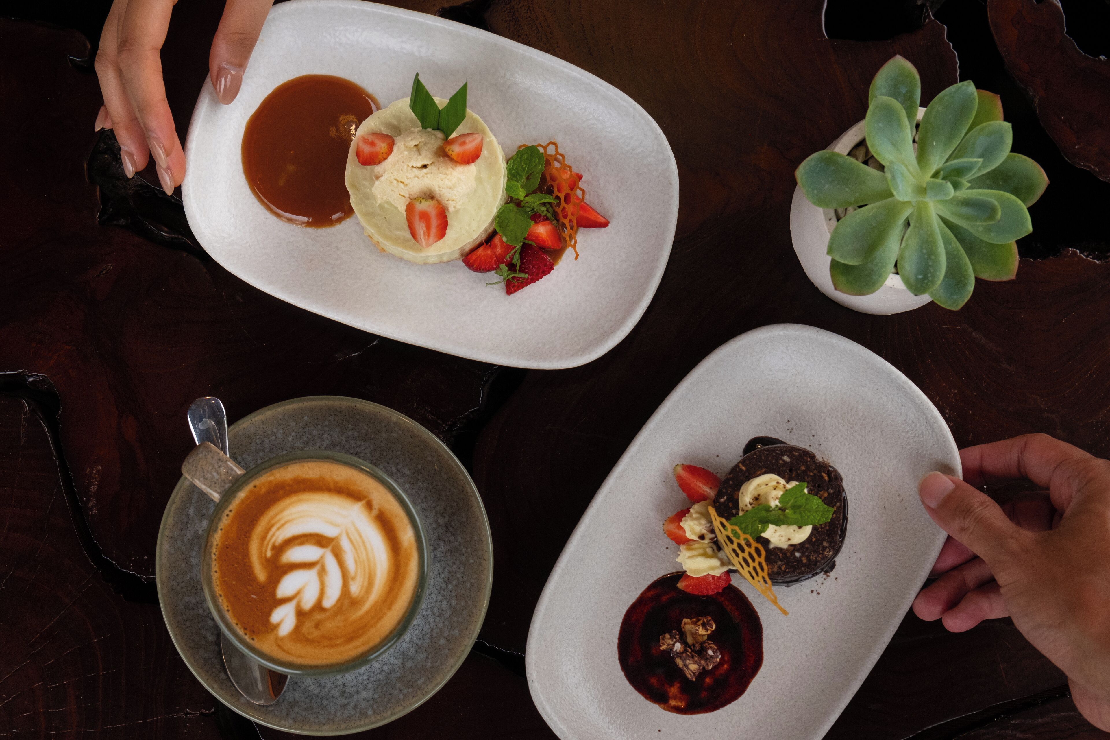 Una mesa con dos platos de comida y una taza de café.