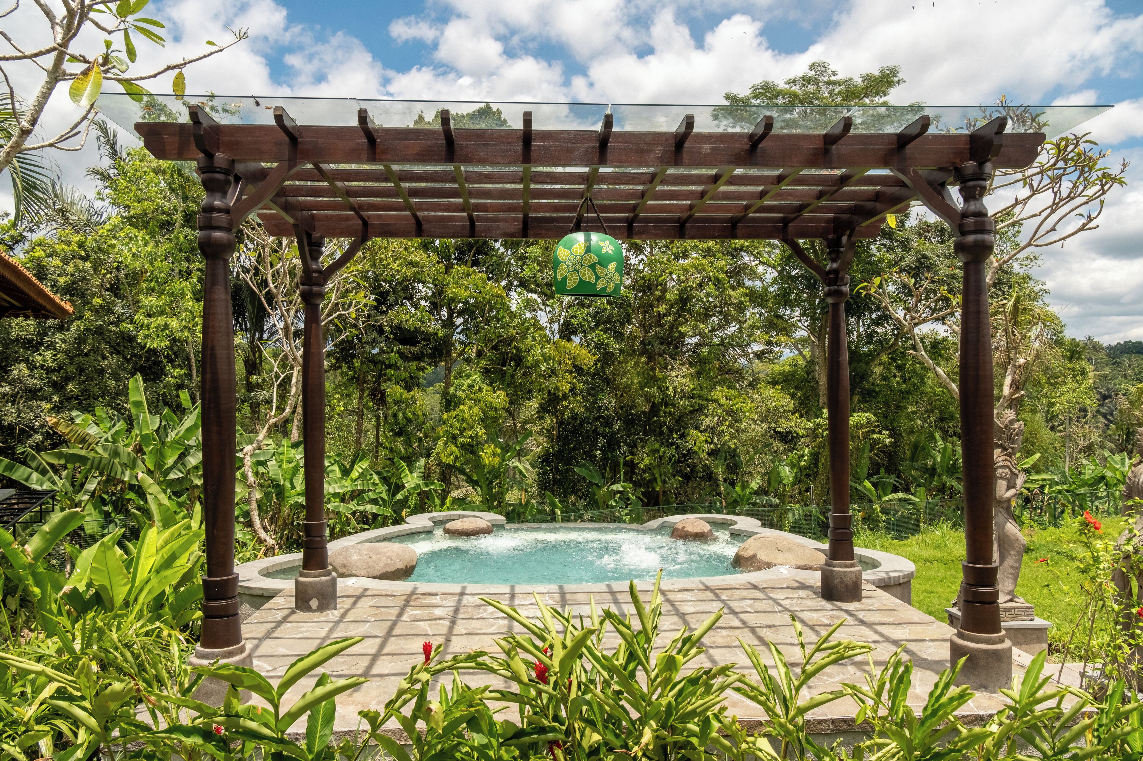 Una piscina al aire libre