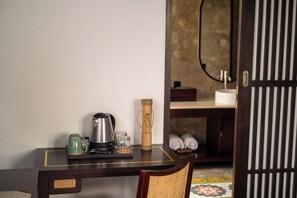 A small wooden table with a kettle, a mug, and a decorative item. - Emana Abian Taksu (Payangan)