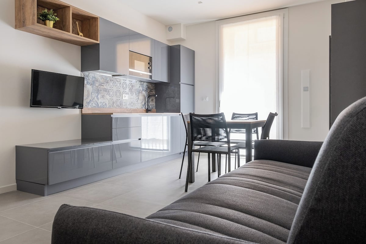 Departamento Confort, 1 cama Queen size y sofá cama | Sala de estar | Televisión de 30 pulgadas con canales vía satélite