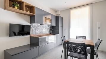 Appartement Confort, 1 grand lit et 1 canapé-lit | Cuisine privée | Réfrigérateur, micro-ondes, four, plaque de cuisson