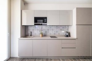 Estudio básico, 1 cama Queen size | Cocina privada | Refrigerador, microondas, horno y parrilla de estufa