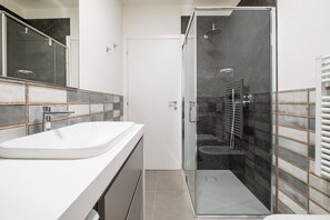 Comfort-íbúð - 1 meðalstórt tvíbreitt rúm með svefnsófa | Baðherbergi | Sturta, hárblásari, handklæði, sápa