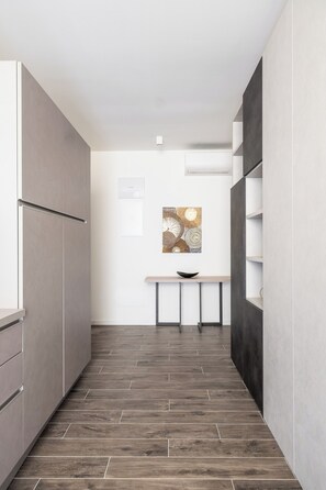 Estudio básico, 1 cama Queen size | Cocina privada | Refrigerador, microondas, horno y parrilla de estufa