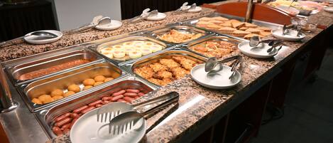 Tägliches Frühstücksbuffet (290 CZK pro Person)