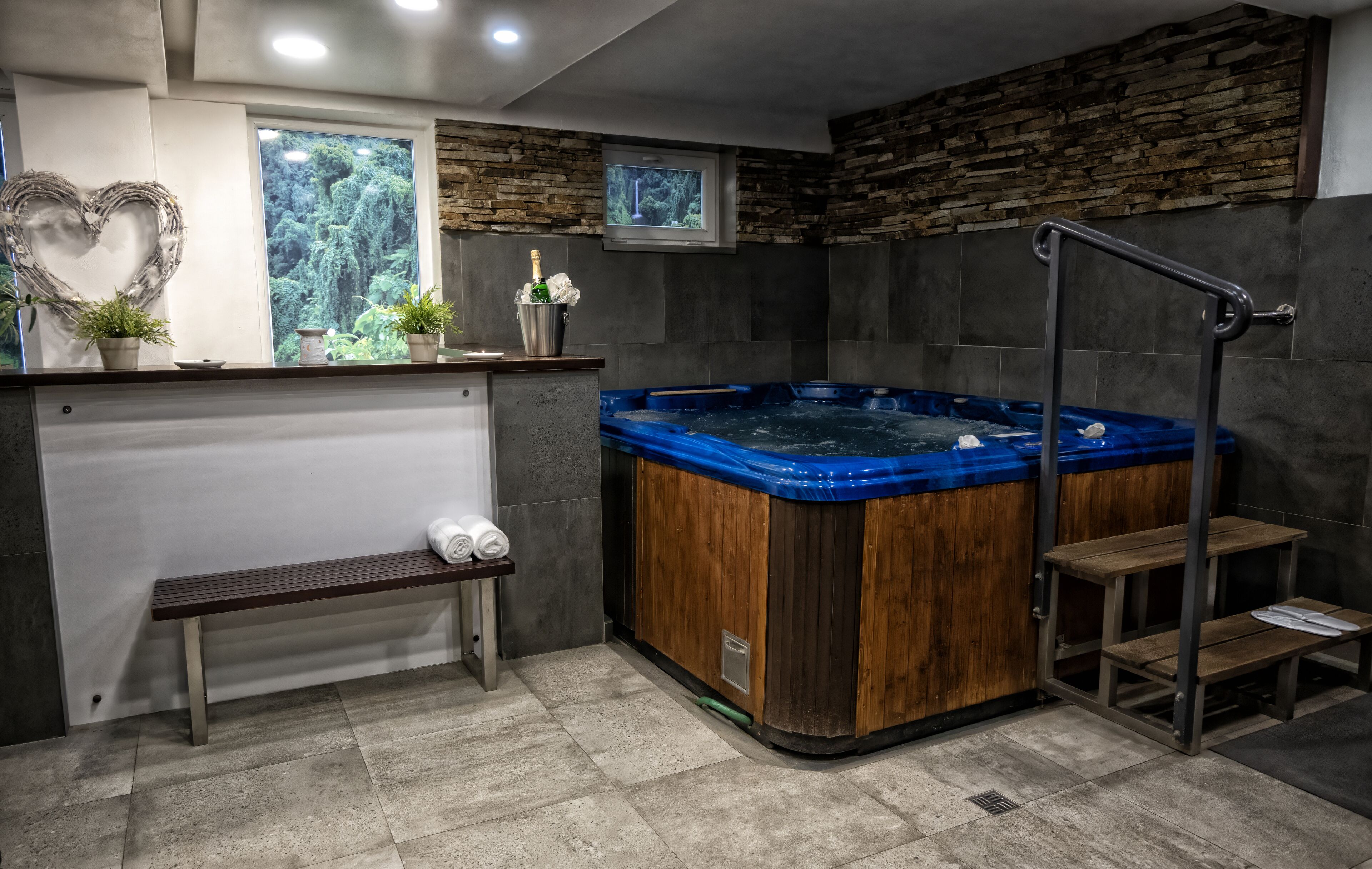 Sauna, hot tub, steam room, hot stone massages, deep-tissue massages