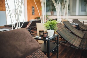 桑拿、熱水浴缸、蒸氣室、熱石按摩、深層組織按摩、運動按摩