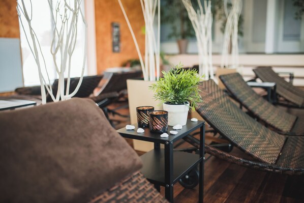 Sauna, hot tub, steam room, hot stone massages, deep-tissue massages