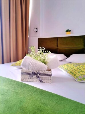 Triple Room, Lake View | Free WiFi