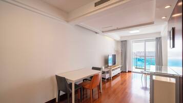 Apartamento superior, 1 habitación, cocina, vistas a la ciudad | Sala de estar | Smart TV de 55 pulgadas con canales por cable