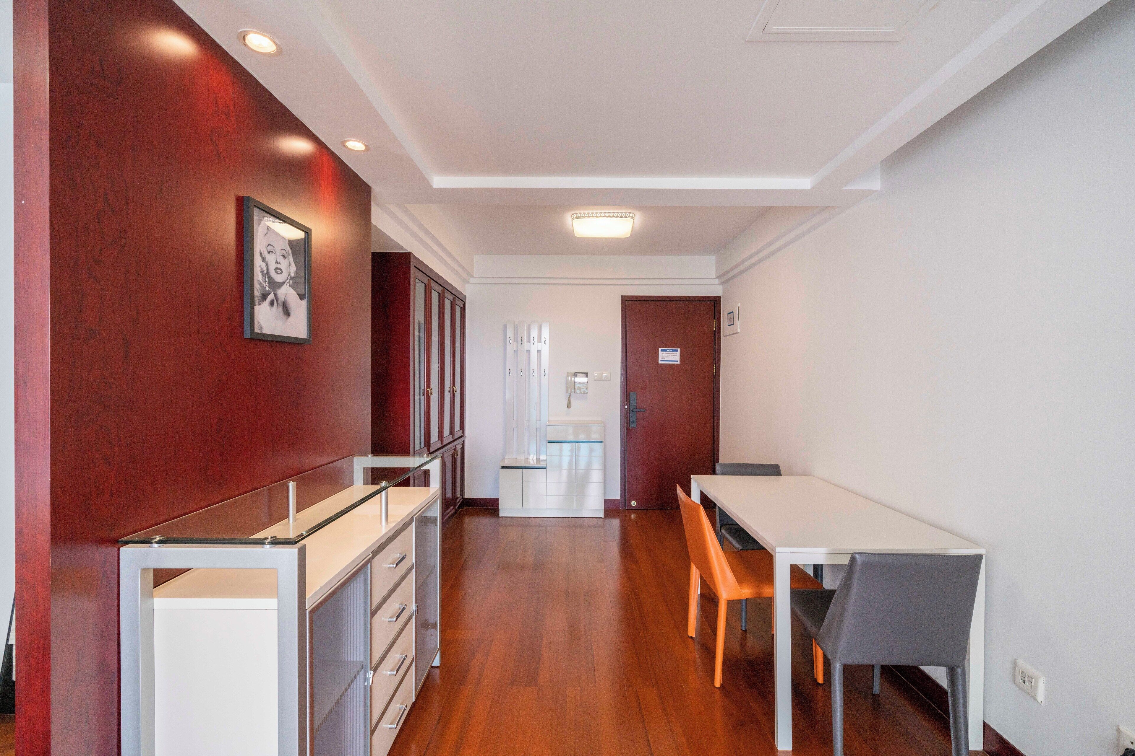 Apartamento superior, 1 habitación, cocina, vistas a la ciudad | Sala de estar | Smart TV de 55 pulgadas con canales por cable