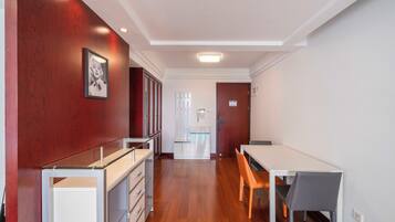 Apartamento superior, 1 habitación, cocina, vistas a la ciudad | Sala de estar | Smart TV de 55 pulgadas con canales por cable