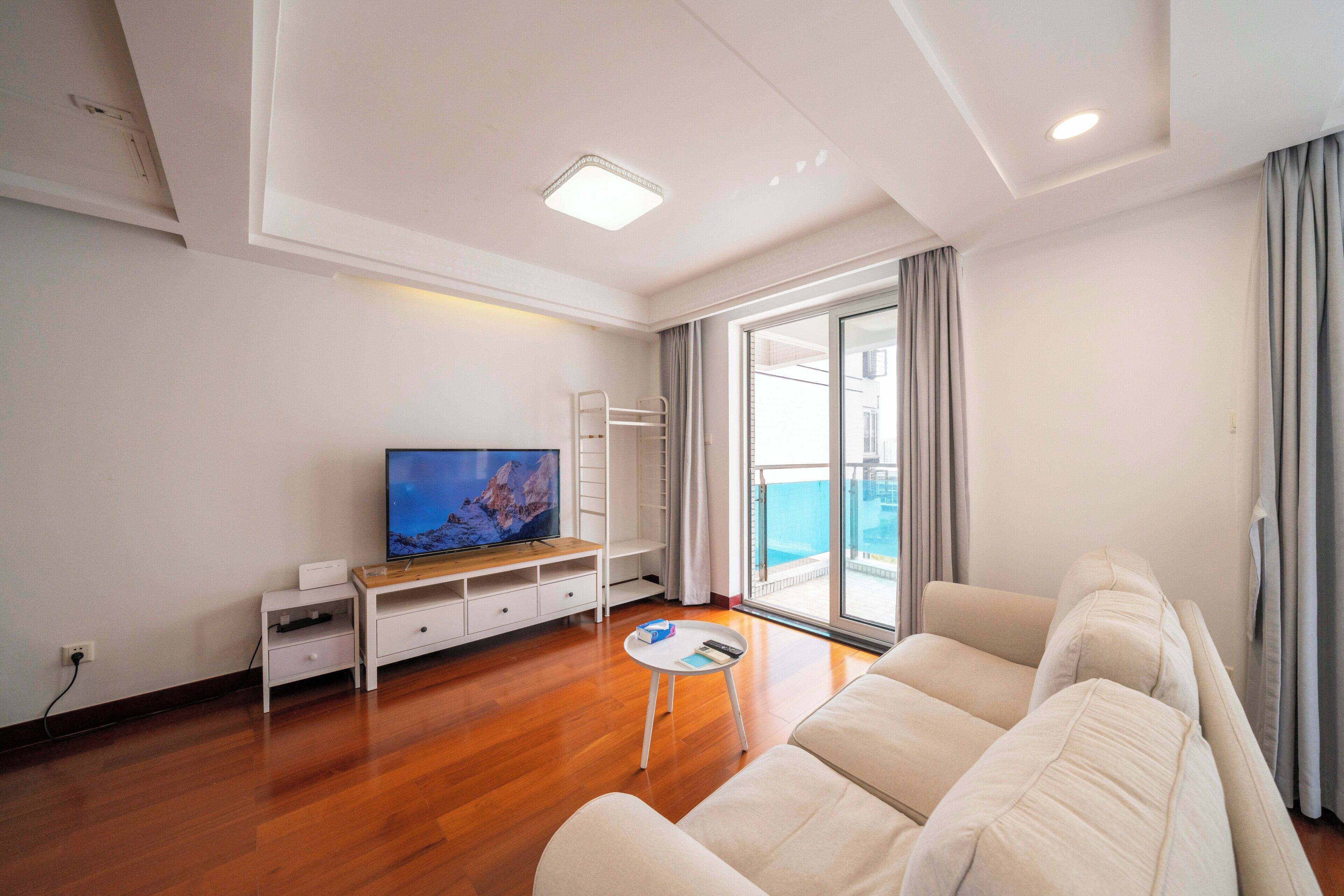 Apartamento superior, 1 habitación, cocina, vistas a la ciudad | Sala de estar | Smart TV de 55 pulgadas con canales por cable