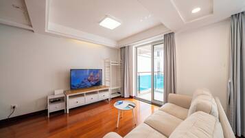 Căn hộ Superior, 1 phòng ngủ, bếp, quang cảnh thành phố | Phòng khách | Smart TV 55-inch có truyền hình cáp