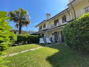 Exterior - Spacious Villa With Garden and Pool (Caorle)