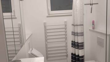 Haartrockner, Handtücher, Toilettenpapier