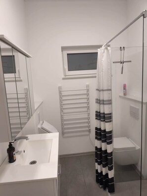 Haartrockner, Handtücher, Toilettenpapier