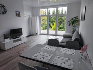 Een televisie en een open haard