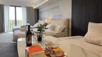 Departamento Deluxe, balcón, vista a la ciudad | Servicio a la habitación