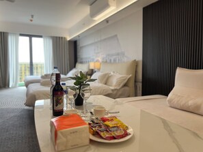 Deluxe-huoneisto, parveke, kaupunkinäköala | Ruokailu omassa huoneessa
