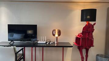 Departamento Deluxe, balcón, vista a la ciudad | Área de sala de estar