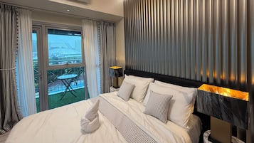 Apartemen Deluks, balkon, pemandangan laut | Brankas, didekorasi berbeda-beda, dan meja kerja