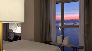 华丽公寓, 阳台, 海景 | 客房内保险箱、办公桌、笔记本电脑工作区、隔音